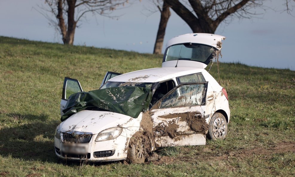 Iz rijeke Save kod Slavonskog Broda izvučen je automobil u kojem je pronađeno tijelo