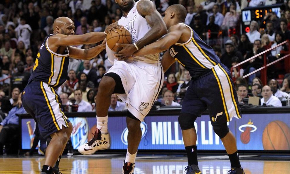 LeBron James (u sredini) i Jamaal Tinsley (L) i Randy Foye