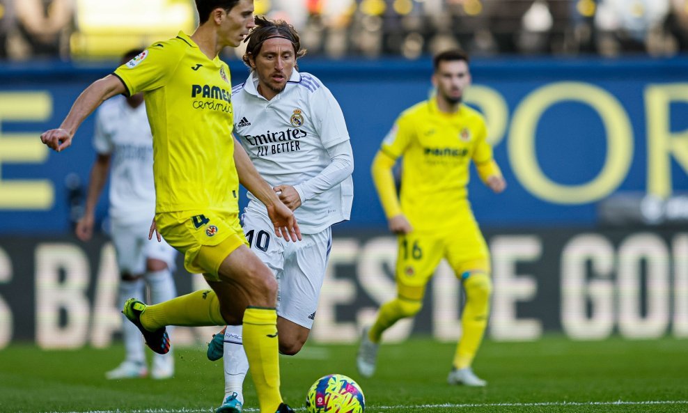 Luka Modrić vs. Pau Torres