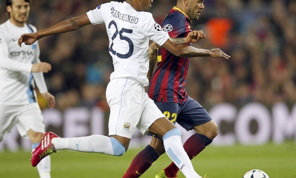 Barcelona - Manchester City, Dani Alves (R) i Fernandinho