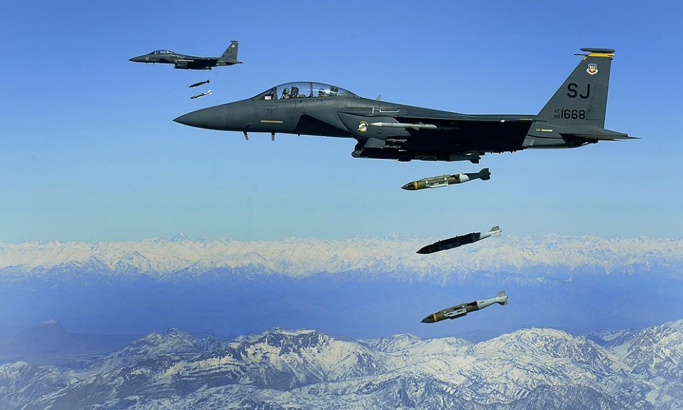Američki F-15 izbacuju sustave JDAM nad Afganistanom