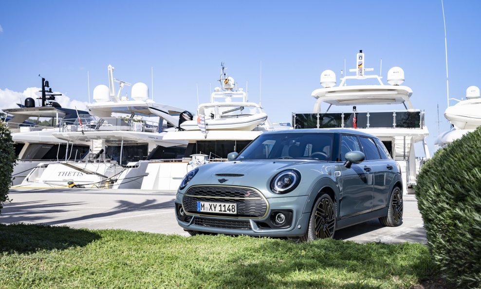 Mini Cooper S Clubman Untold Edition u zelenoj Sage Green boji