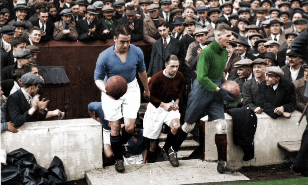 Billy Dixie Dean (Everton) i golman Liverpoola Elisha Scott