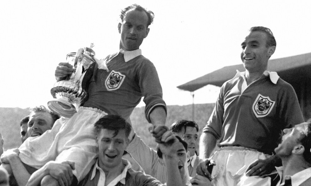 Stanley Matthews (na fotografiji desno gore, suigrači ga nose na rukama)