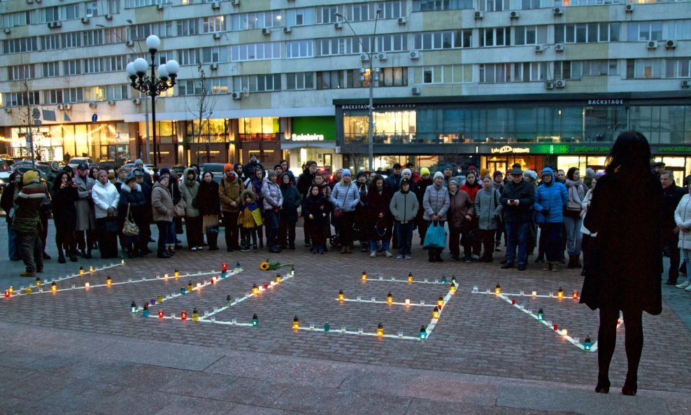 Paljenje svijeća za djecu poginulu u ruskom napadu na Mariupolj