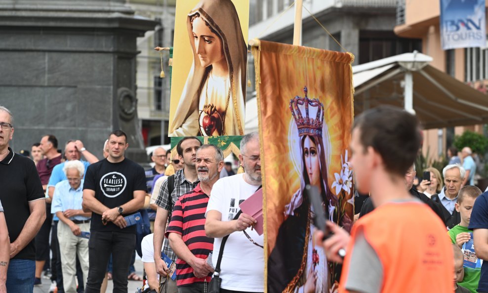 Molitelji Opet U Akciji, Pridružio Im Se I Biskup Košić, A Tu Su I ...