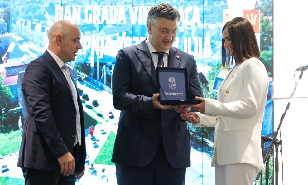 Gradonačelnik Vinkovaca Ivan Bosančić, premijer Andrej Plenković, ravnateljica Vedrana Lugić