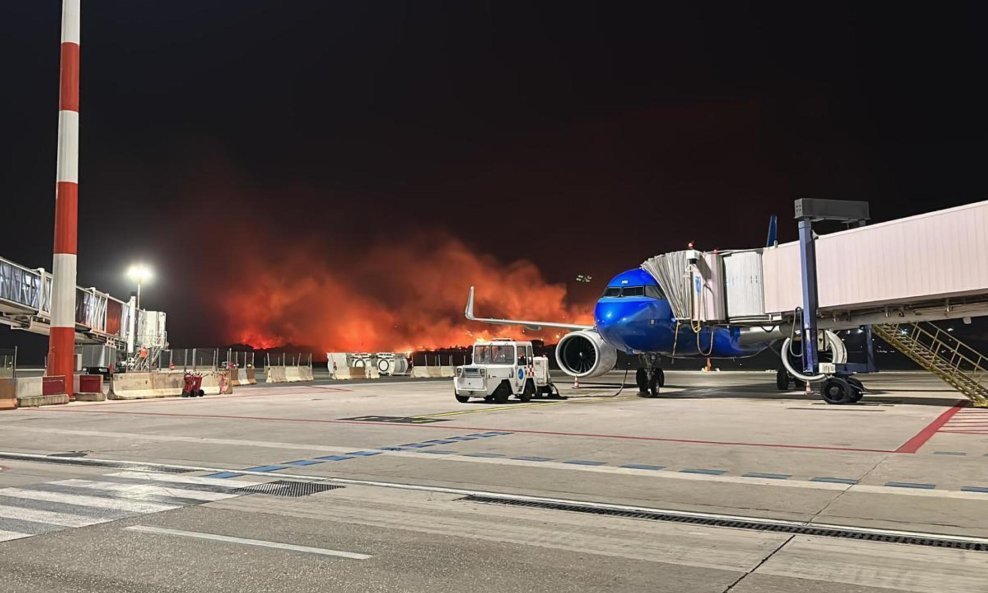 Požar na aerodromu u Palermu