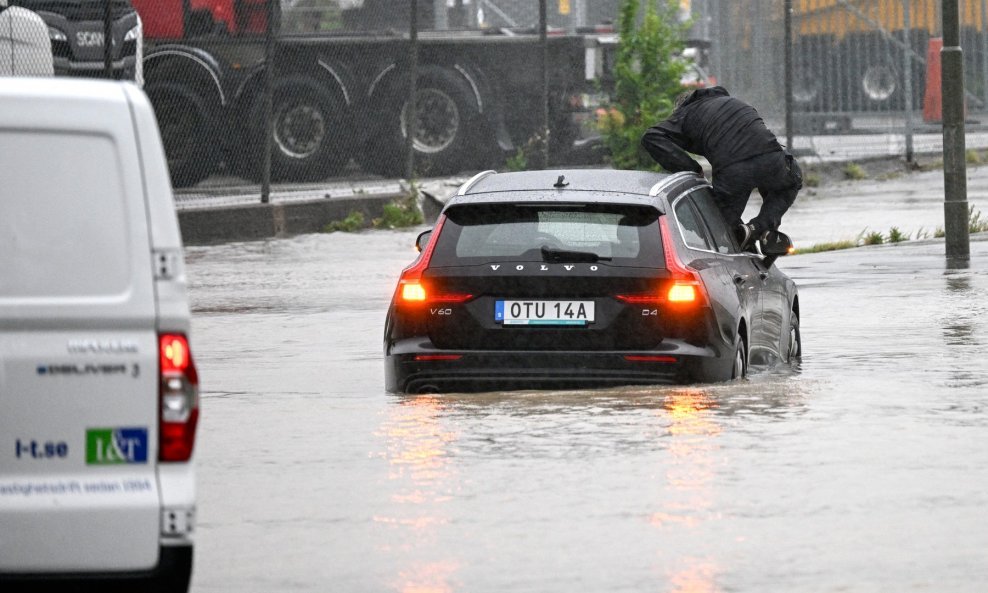 Oluja Hans u Švedskoj potopila ceste