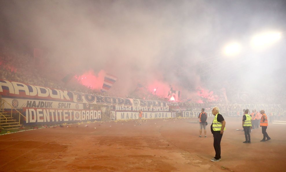 Torcida je palila baklje