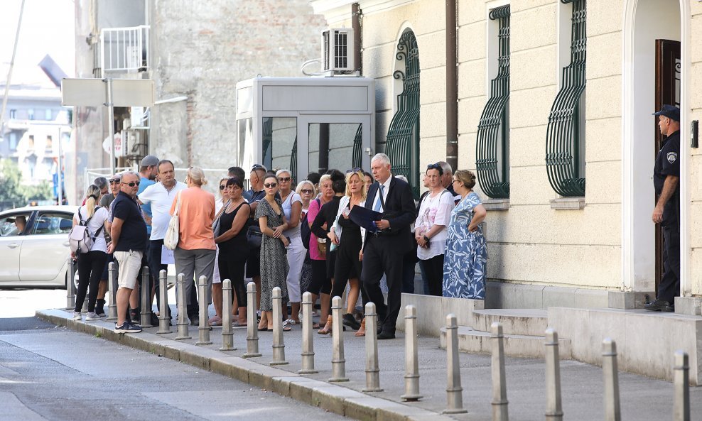 Roditelji navijača uhićenih u Grčkoj okupili se pred Ministarstvom vanjskih poslova