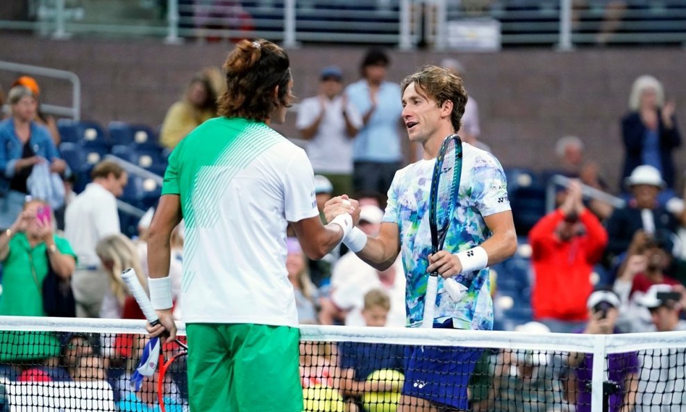 Zhizhen Zhang (l) vs. Casper Ruud