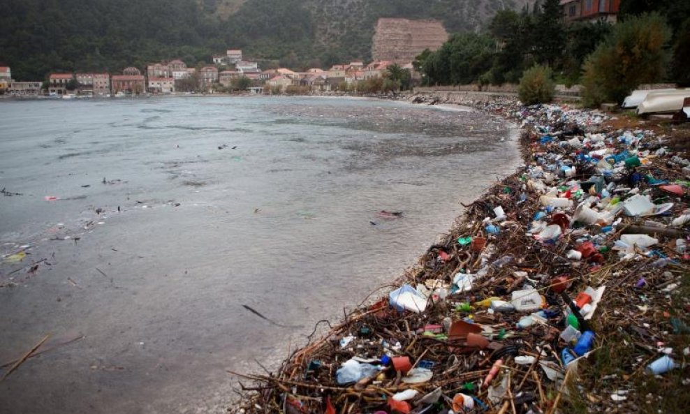 Otpad na plaži u Trsteniku