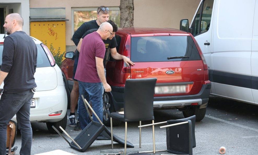 Rastrojeni muškarac pobacao stolice kroz prozor u Prečkom