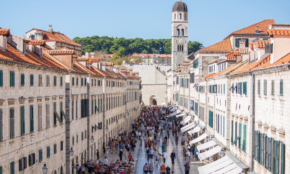 Turistička gužva na Stradunu