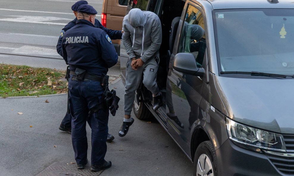 Privođenje osmunjičenih za ubojstvo u Osijeku