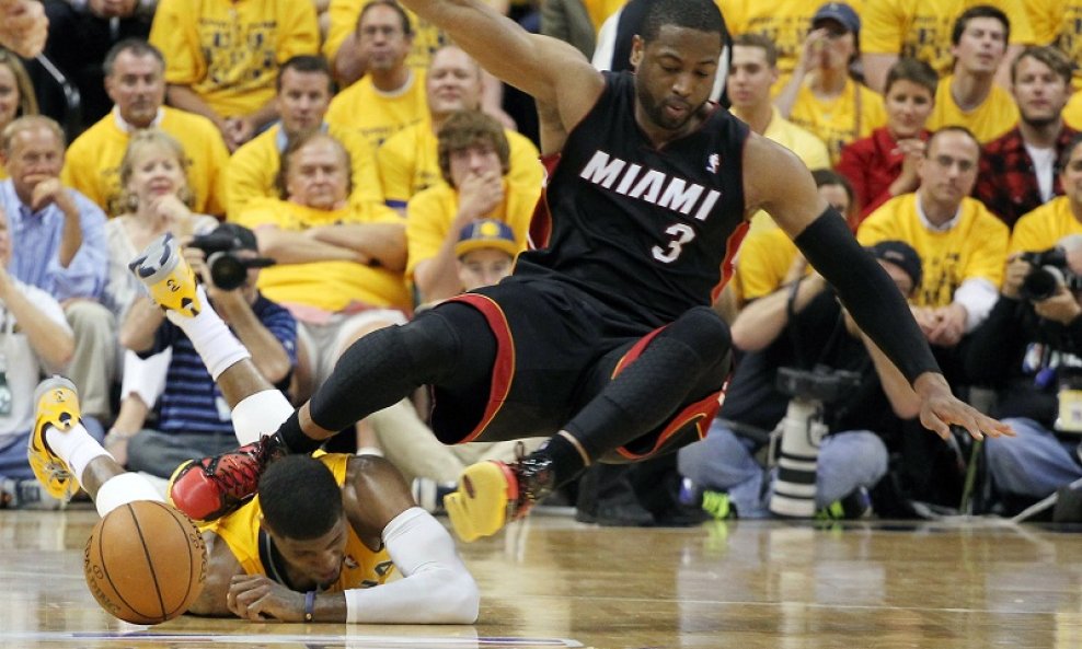 Paul George (na parketu) i Dwayne Wade (3)