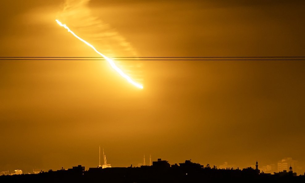 Svjetleća raketa osvjetljava nebo tijekom izraelskog bombardiranja Pojasa Gaze.