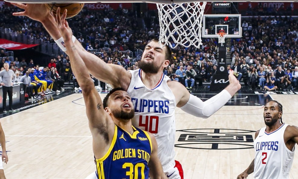 Stephen Curry i Ivica Zubac