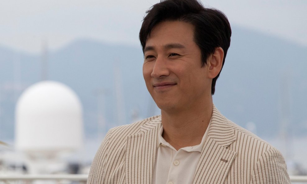 LEE SUN-KYUN