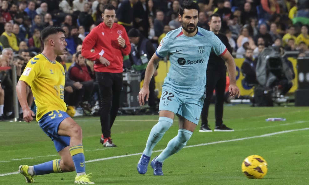 Alberto Moleiro (L) vs. Ilkay Gündogan