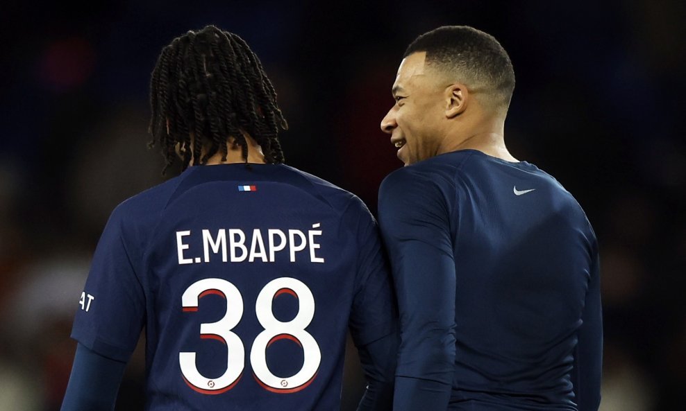 Kylian Mbappe (desno) u razgovoru s bratom Ethanom