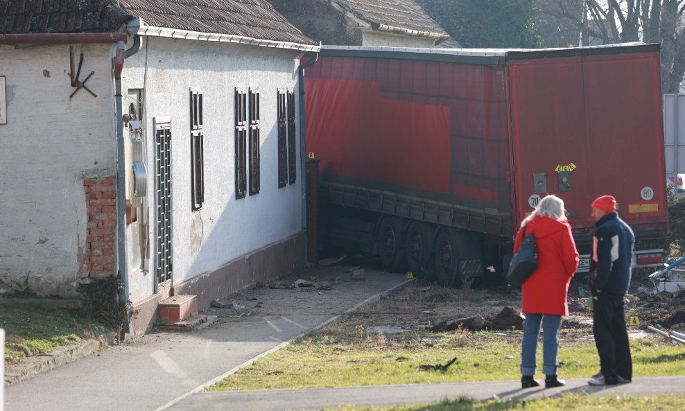 Kamion uletio u kuću u Mirkovcima