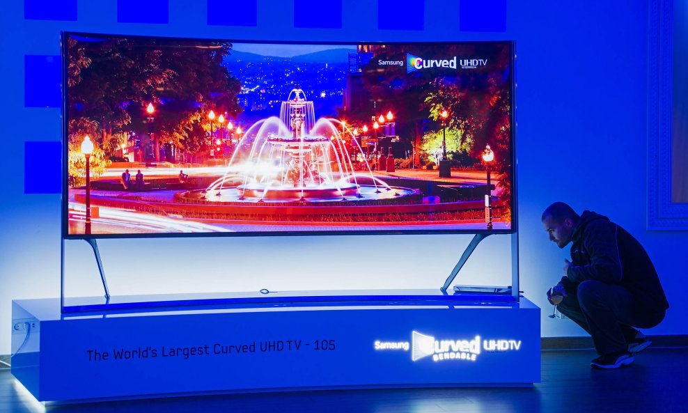 Samsung105-inčni zakrivljeni Ultra HD TV prijamnik