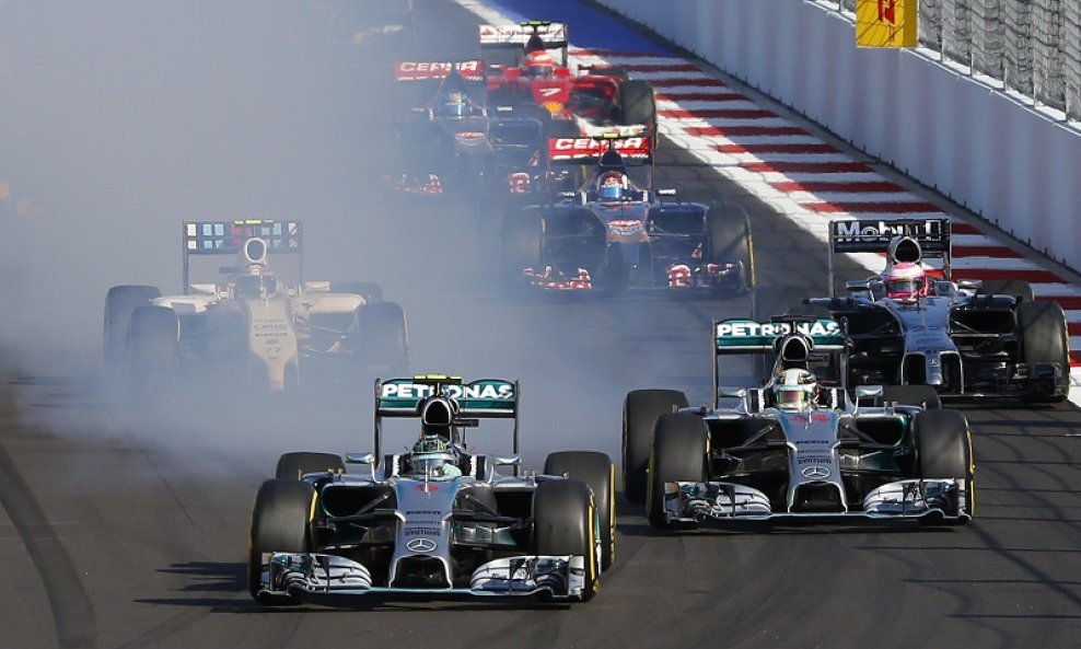 Rosberg i Hamilton u duelu nakon starta