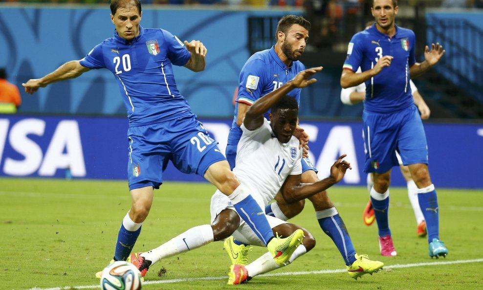 Gabriel Paletta i Danny Welbeck (2)