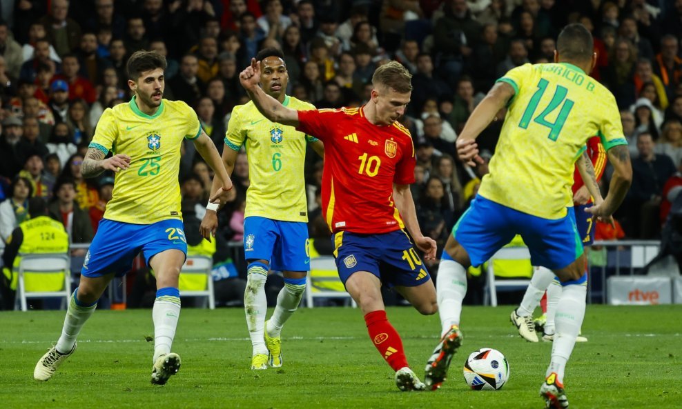 Dani Olmo okružen Brazilcima