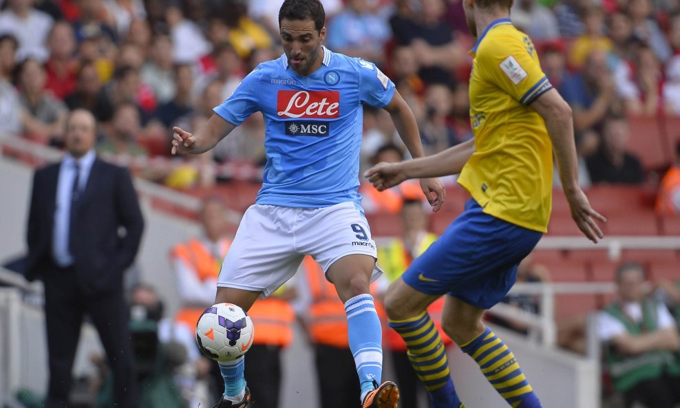 Gonzalo Higuain i Per Mertesacker