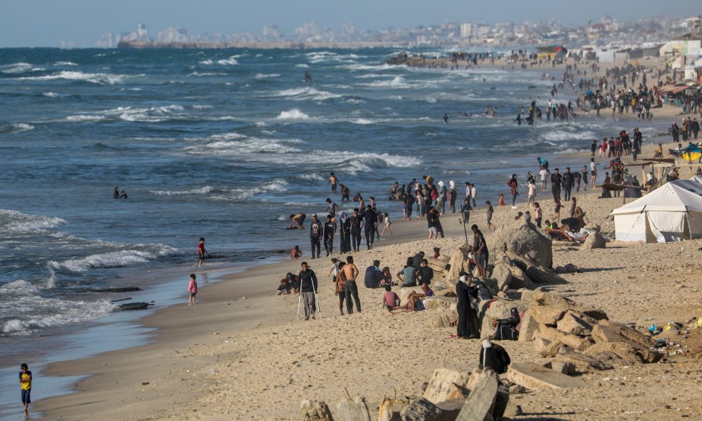 Interno raseljeni Palestinci na plaži Rafah u istoimenom gradu na jugu Pojasa Gaze, blizu granice s Egiptom.