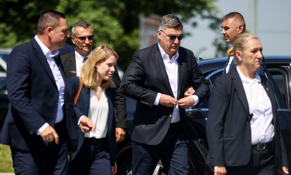 Tuzla: Milanović položio vijenac na spomen obilježju 115. brigade Hrvatskog vijeća obrane Zrinski Tuzla