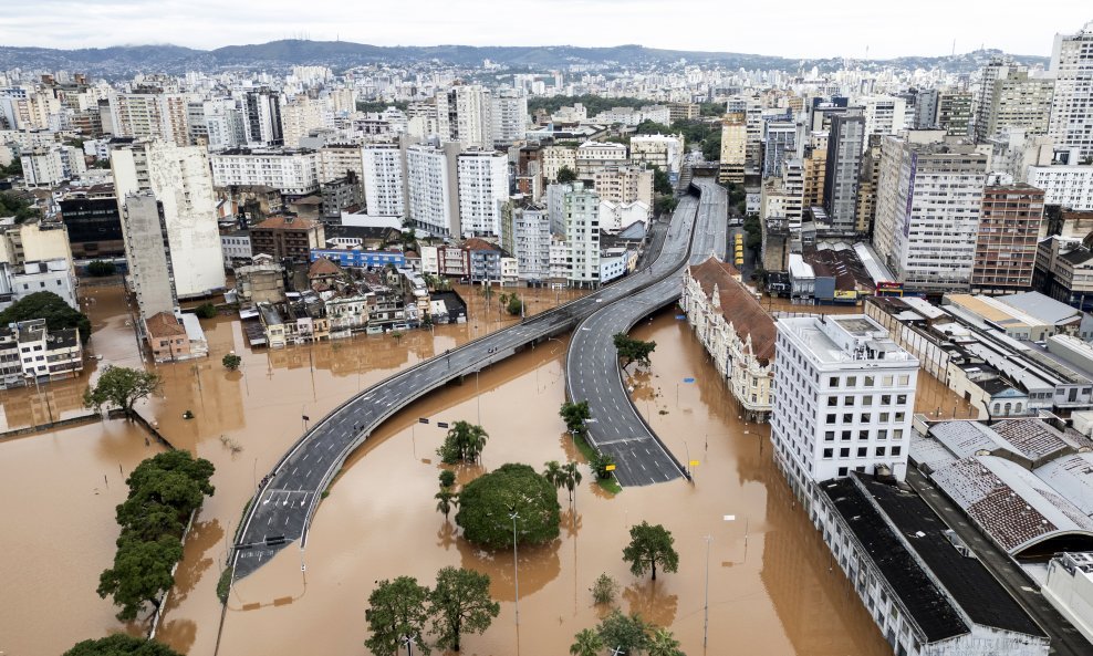 Brazilski grad Porto Alegre teško je stradao u poplavama