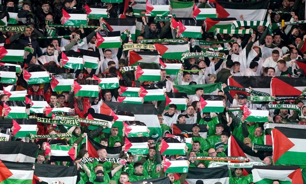 Celticovi navijači s palestinskim zastavama