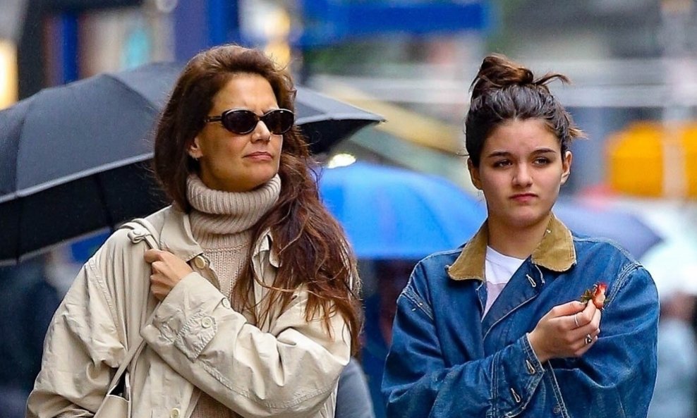 Katie Holmes i Suri