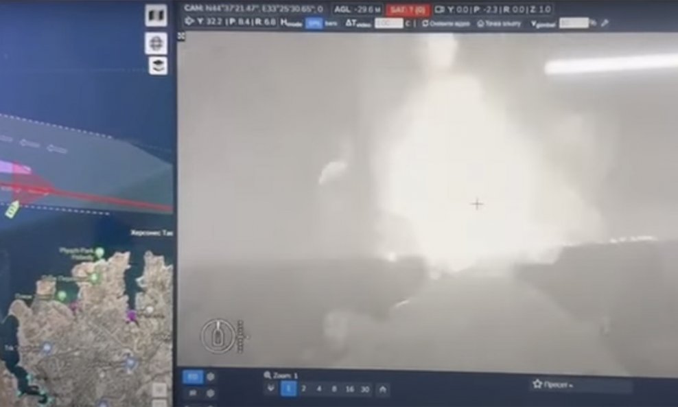 Snimka prikazuje borbu između ukrajinskih dronova Sea Baby, opremljenih sustavom bacača plamena, i ruskih obalnih brodova u siječnju 2024.
