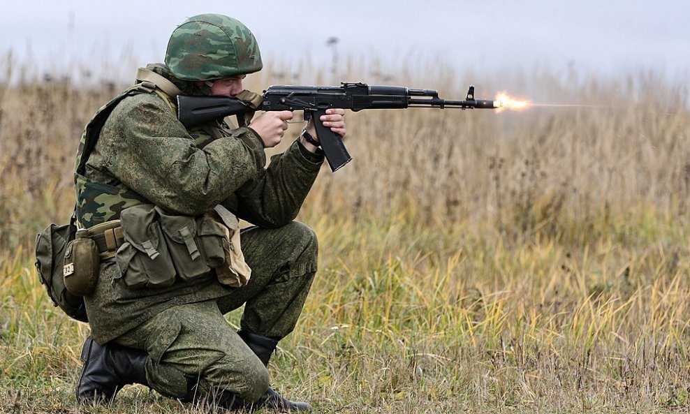 Ruski vojnik puca iz puške AK-74M