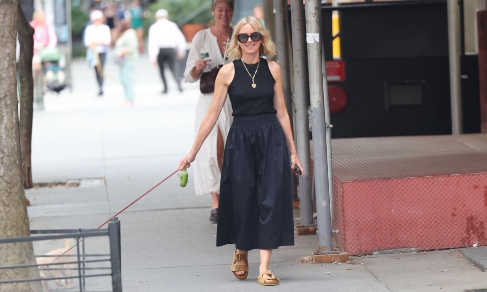 Naomi Watts u trendi Birkenstock modelu Arizona