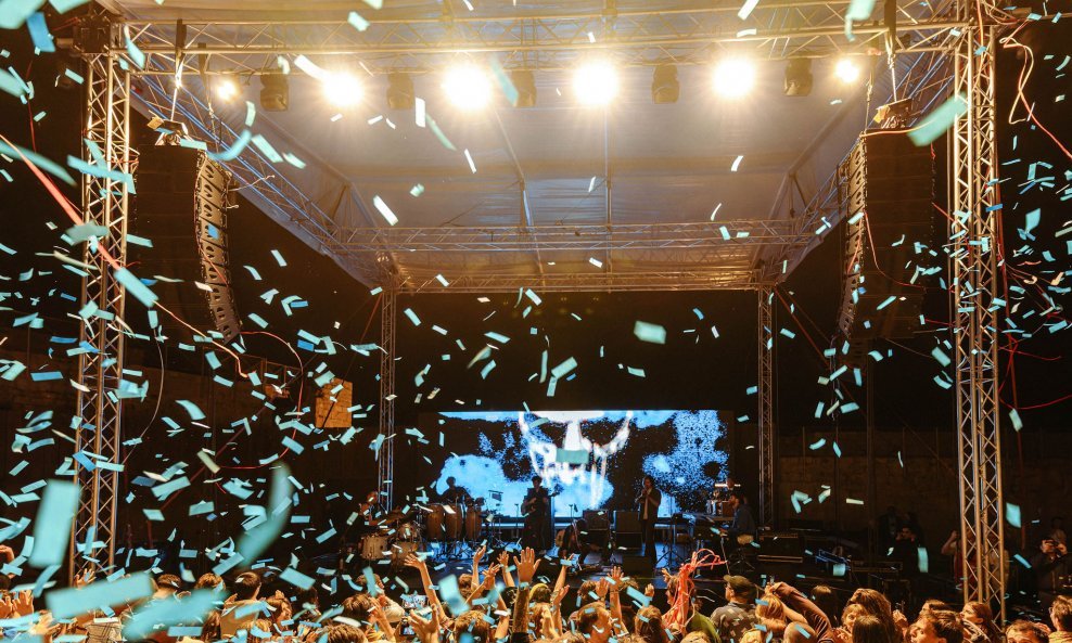 Novu koncertnu sezonu na šibenskoj Tvrđavi sv. Mihovila otvorili su BadBadNotGood, vatromet i konfete
