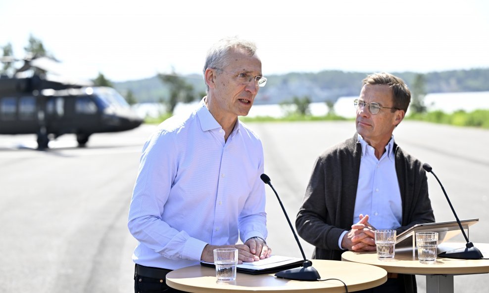 Jens Stoltenberg (lijevo) i švedski premijer Ulf Kristersson (desno)