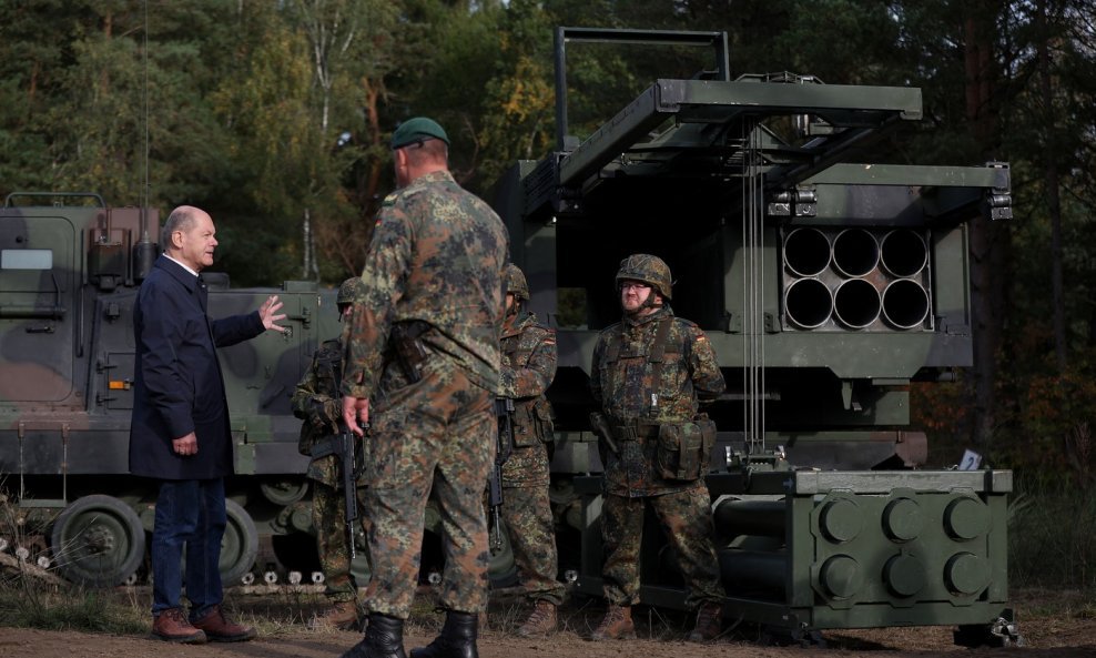 Olaf Scholz kraj višecjevnog raketnog sustava MLRS - MARS II njemačkih oružanih snaga Bundeswehra