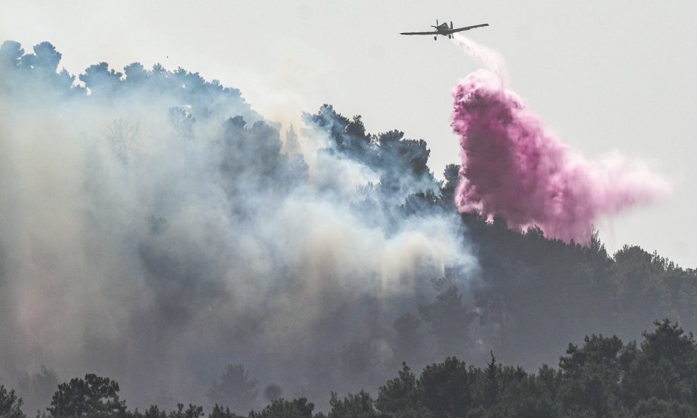 Zrakoplovi za gašenje požara bacaju usporivače plamena kako bi ugasili požare izazvane raketama lansiranim iz južnog Libanona