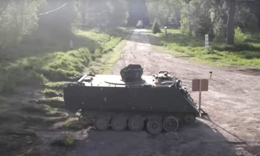 Gađanje zarobljenog američkog M113 u Rusiji