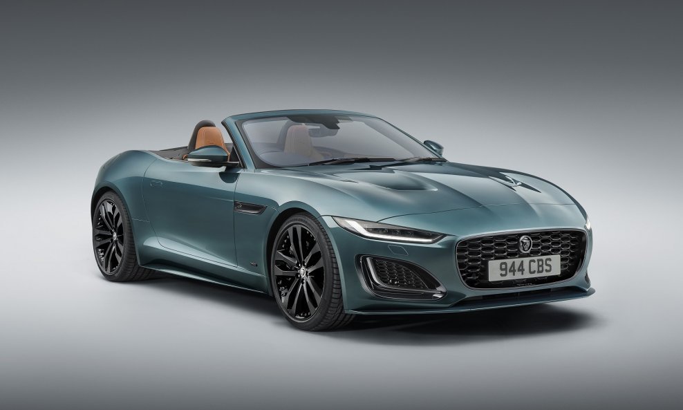 Konačni Jaguar F-type je 5,0-litreni V8 kabriolet u Giola Green zelenoj boji s crnim krovom