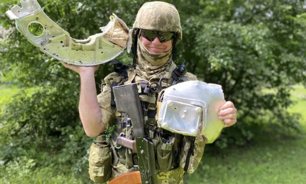 Serhij sa svojim trofejom na slici koju je objavilo Zapovjedništvo ukrajinskih zračnih snaga