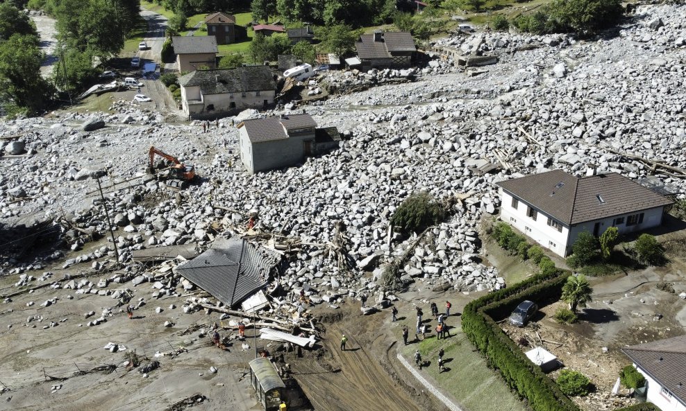 Odron kamenja blizu švicarskog sela Lostallo