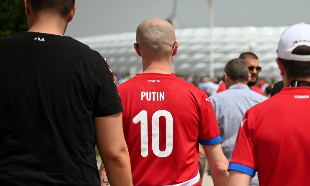 Navijač Srbije s natpisom na dresu - Putin