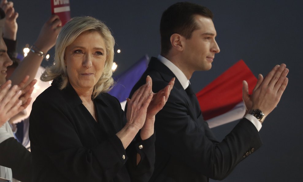 Marine Le Pen i Jordan Bardella iz stranke Nacionalno okupljanje